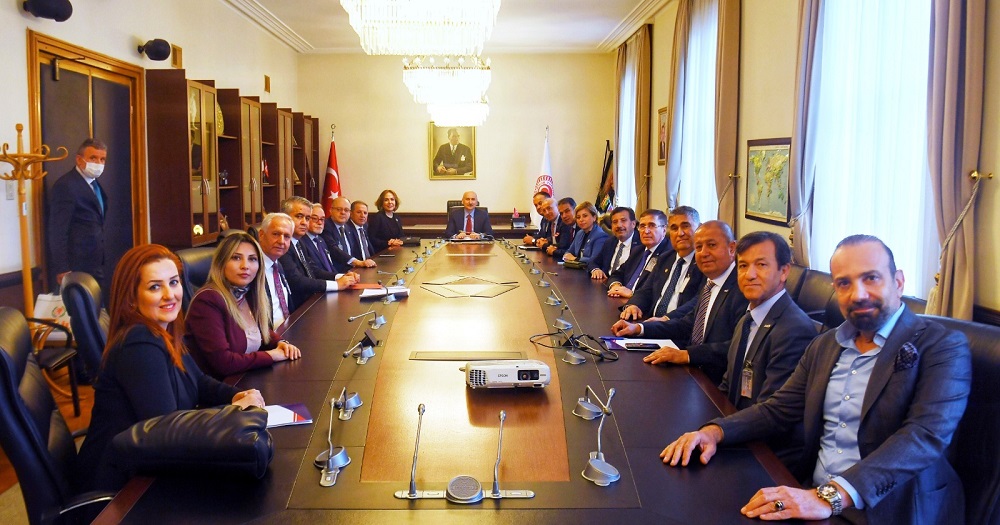 Meryad üyeleri Ankara ziyaretinde Ulaştırma ve Altyapı Bakanı Adil Karaismailoğlu ile bir araya gelerek, Çukurova Bölgesel Havalimanı ve Mersin-Antalya yolu çalışmaları ile ilgili bilgiler aldı.